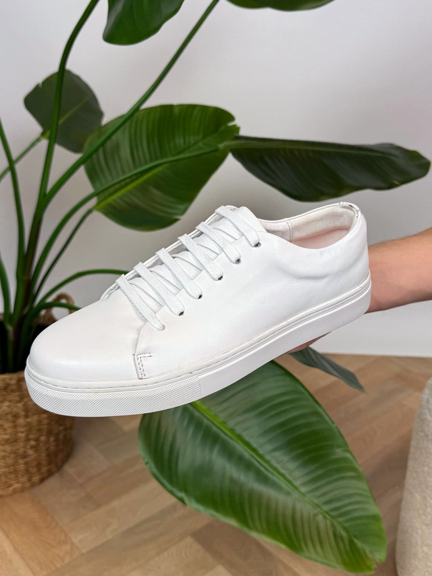 Classic Whity Sneakers